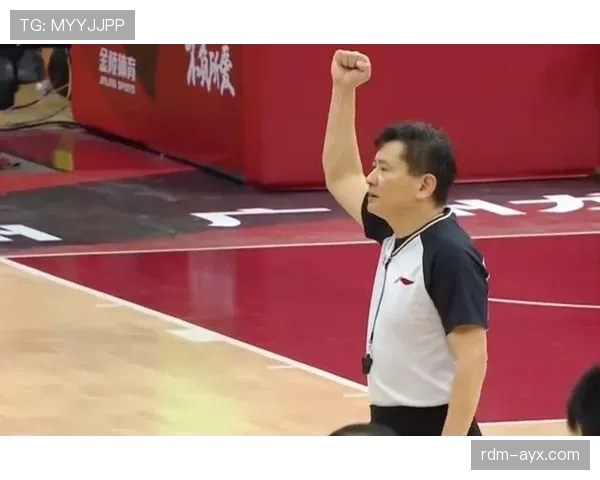 抱人犯规判罚标准解析：何时算犯规，裁判为何难判？