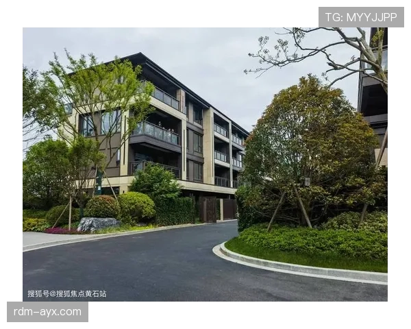 谌利军球场内严肃得像CEO，下了场秒变买家秀，这落差也太魔幻了吧